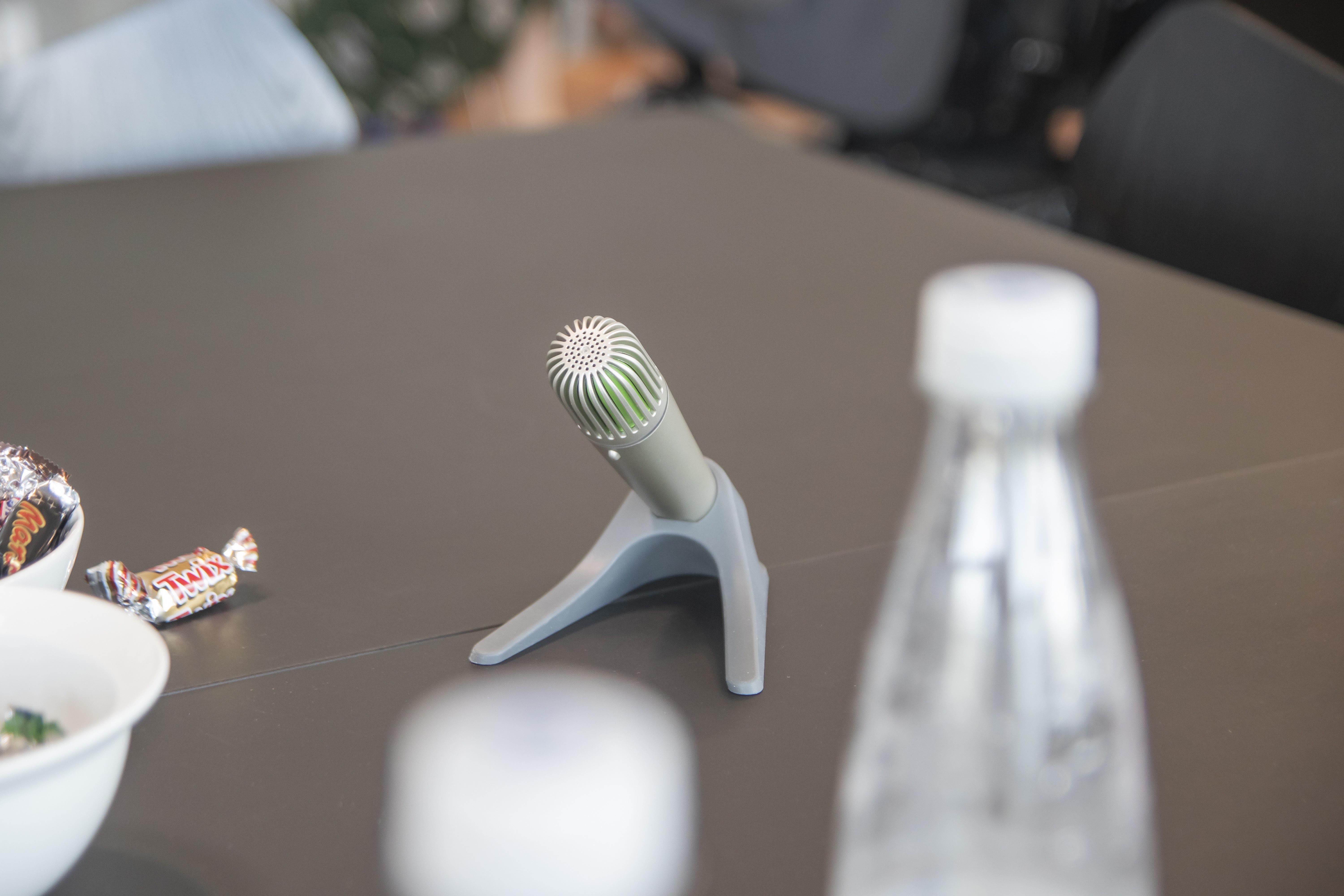 En mikrofon står på ett skrivbord