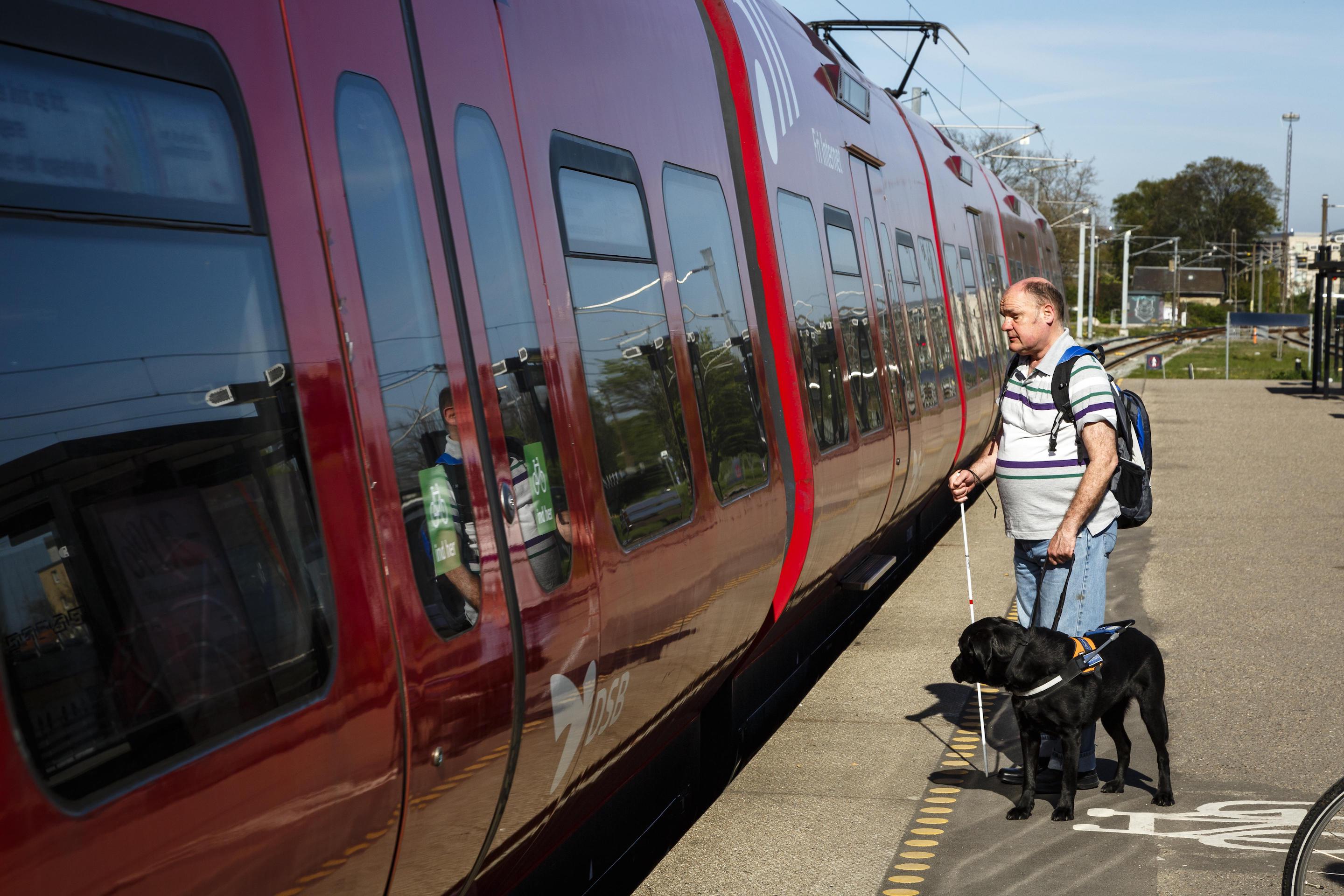 blind-mand-med-hund-ved-togsta 
